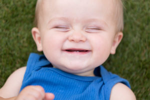 Baby liegt im Gras, Portrait Baby liegt im Gras, Portrait